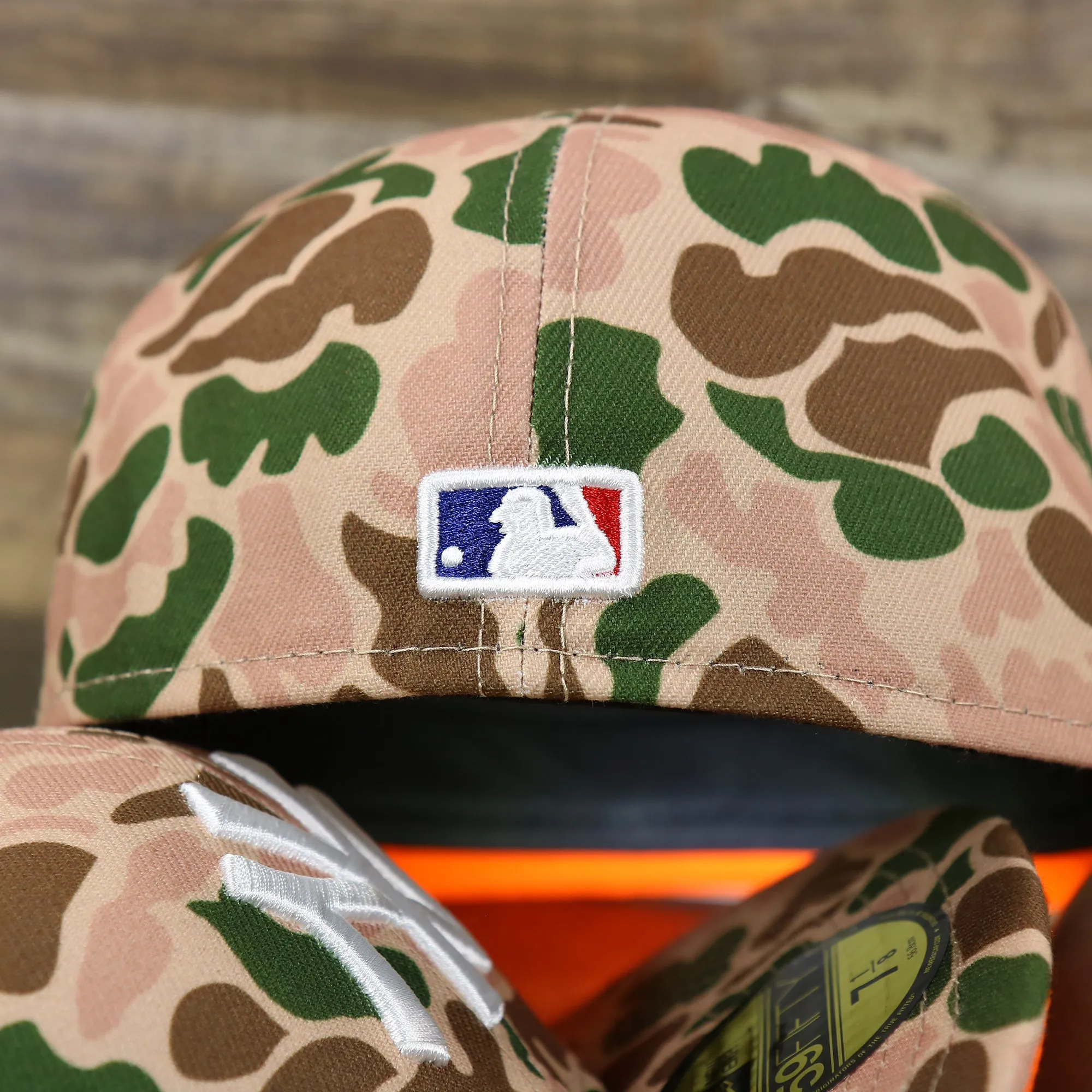 New York Yankees Duck Camo Neon Orange Undervisor World Series Side Patch Fitted Cap | Camo Tan 59Fifty Cap