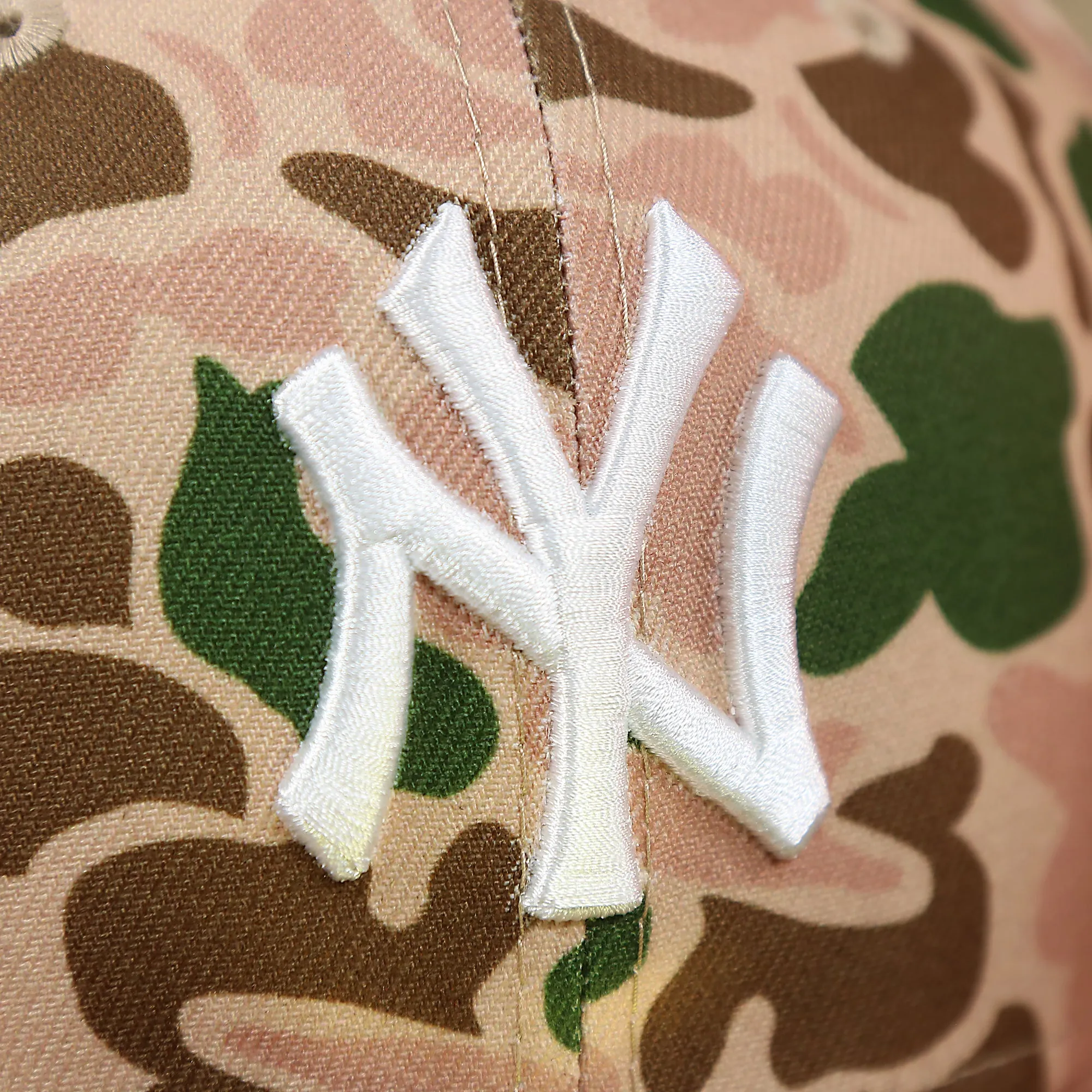 New York Yankees Duck Camo Neon Orange Undervisor World Series Side Patch Fitted Cap | Camo Tan 59Fifty Cap