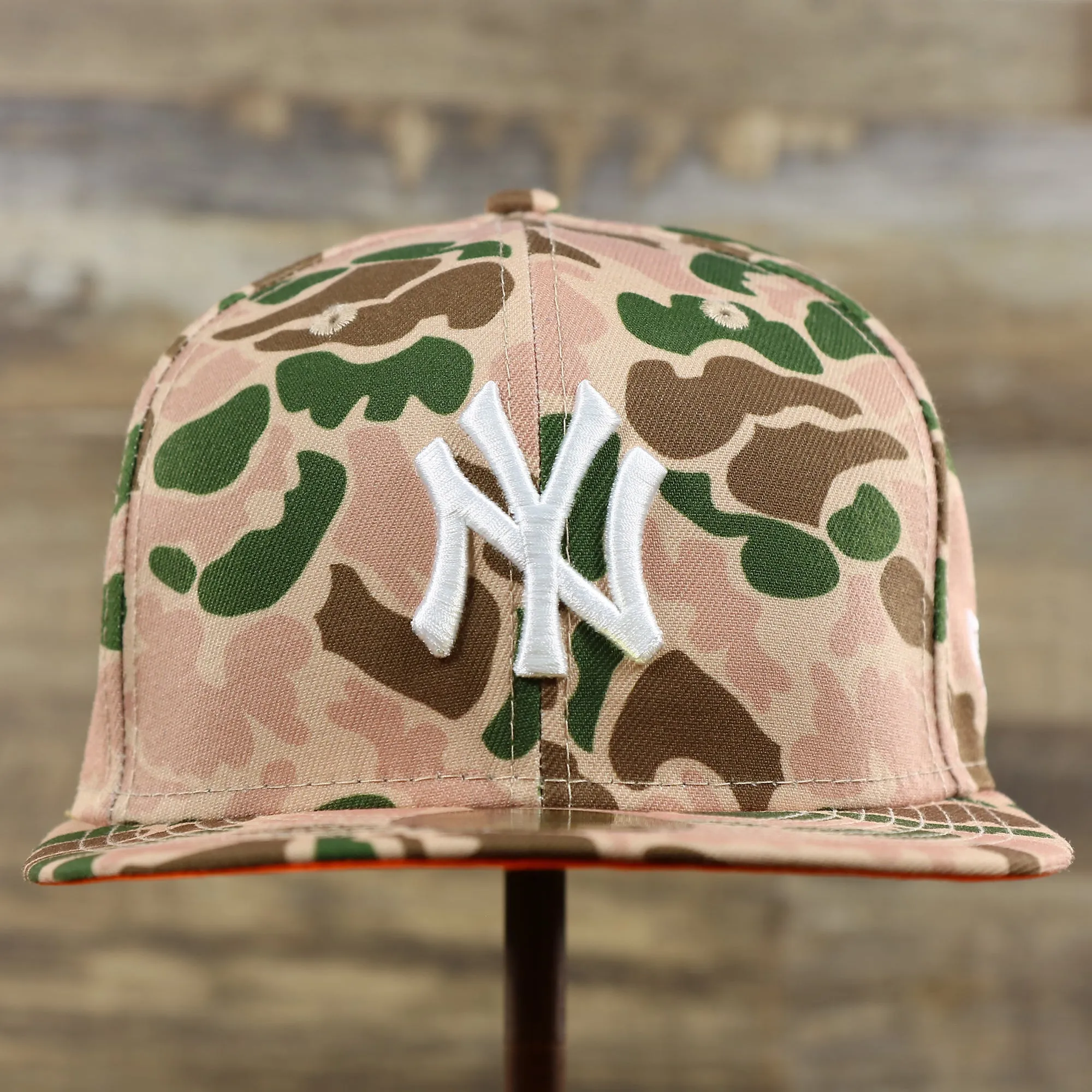 New York Yankees Duck Camo Neon Orange Undervisor World Series Side Patch Fitted Cap | Camo Tan 59Fifty Cap