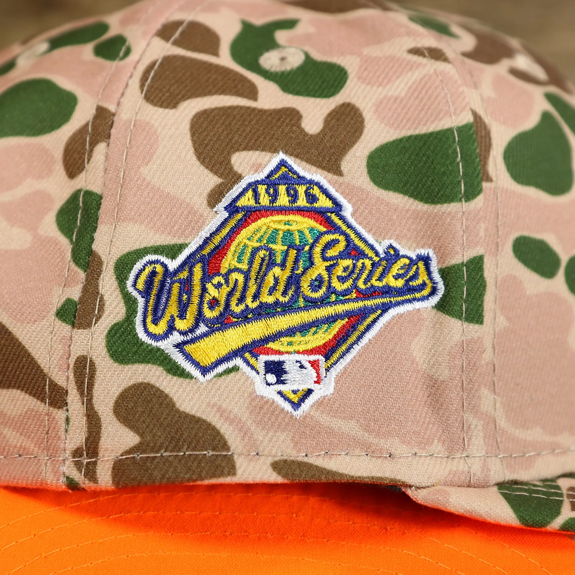 New York Yankees Duck Camo Neon Orange Undervisor World Series Side Patch Fitted Cap | Camo Tan 59Fifty Cap